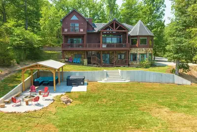 Image de Lakefront Lodge \/ Cabin \/ Retreat - Huge Niangua Frontage w\/ Beach