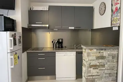 Image de Appartement 2 Pièces/Cabine avec Balcon et Parking Privé – 200m Plage, Climatisé, Animaux Acceptés