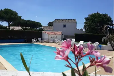 Image de Appartement cosy avec piscine chauffée proche mer et centre – rénové et calme