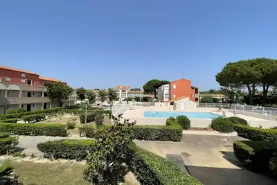 Image de T2 rénové avec cabine, piscine, animaux admis, parking à 500m de la plage