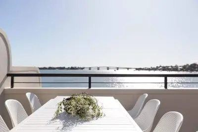 Image de Tranquil 4-bedroom water view apartment