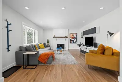 Image de Modern and Updated Home - Grill / Patio / Firepit