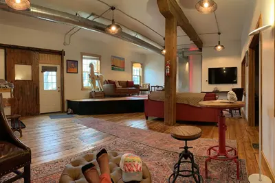 Image de Historic Loft, Steps to Downtown
