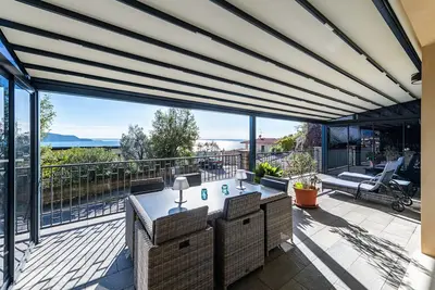 Image de Appartement 'Résidence Virgilio Green' avec vue sur le lac, Wi-Fi et climatisation.