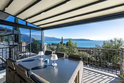 Image de Appartement 'Résidence Virgilio Blue' avec vue sur le lac, Wi-Fi et climatisation.