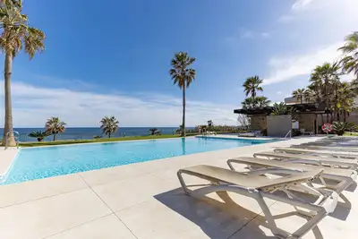 Image de Appartement 'Modern Frontline Beach - Estepona' avec vue sur mer, Wi-Fi et climatisation