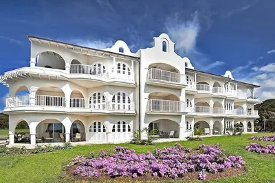 Luxury ocean view apartment 2 minutes from the beach