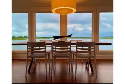 Image de Tranquility at the Water’s Edge