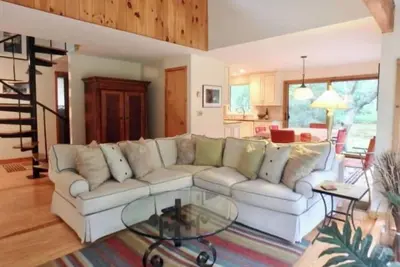 Image de Spacious Retreat. Close to beach & bike trails. Ac, deck & outdoor shower
