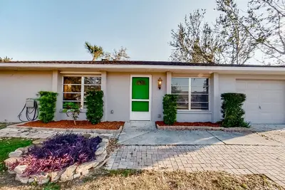 Image de Dog-friendly home with enclosed lanai & washer/dryer - snowbird-friendly