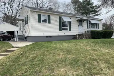 Image de Just Renovated Beach House -Walk to everything