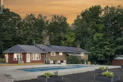 Image de Luxury Cottage on 8 Acres of Greenery w\/ Pool & Games Room!