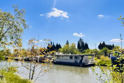 Image de Péniche à quai sur le Canal du Midi