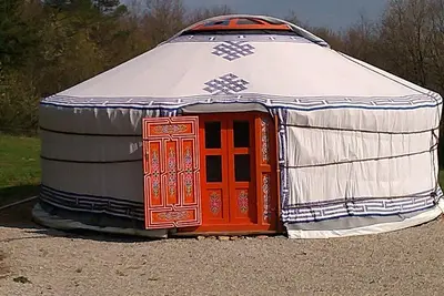 Image de Yourte Mongole, en bordure de forêt et de chemin de randonnées