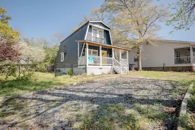Image de A Frame of Mind: Stylish Mid-Century Mod Getaway Close to Waterway