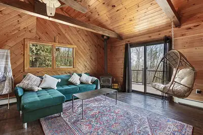 Cleo’s Cabin: Private Retreat with Fenced Dog Run