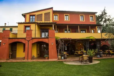 Flat in Lari, A\/C, terrace, pool, restaurant, Wi-Fi, close to the village, Li