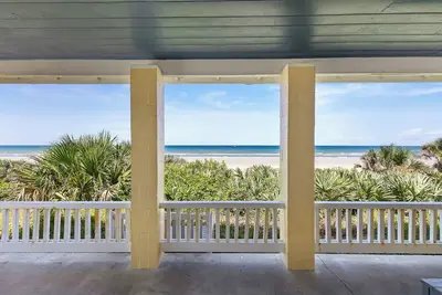 Image de Direct Oceanfront, Pet Friendly, Veranda and Front Porch Beach House on Hill Str