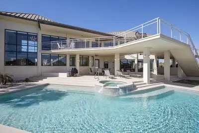 Image de Top Luxury Home in Nsb! Pool, Hot Tub, Beach Boardwalk, Mini Gym,