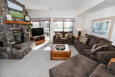 Image de Seven Springs Stonegate 2 Bedroom Standard Condo, Ski-In/Out, Sleeps 8! by RedAwning