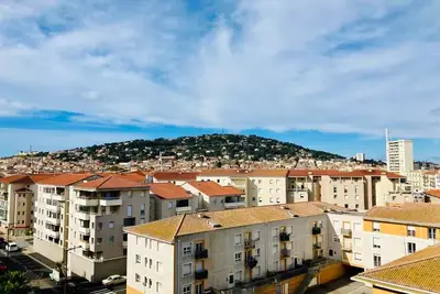 Image de private parking / lovely appt near city center and Dna studios