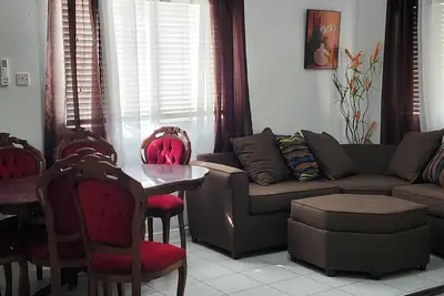 Spacious 2 bedroom, 1 bathroom detached house -- 15 minutes from beach!