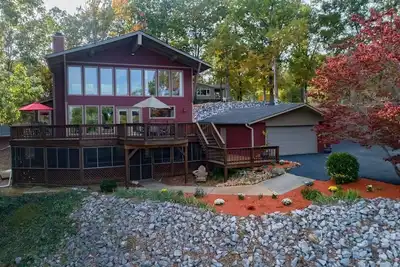 Image de Kentucky Lake Chalet - Private Dock \/ Hot Tub