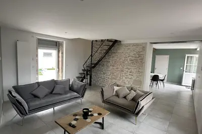 Image de Maison Pierre contemporaine avec charme avec piscine