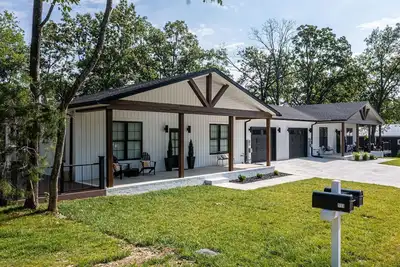 Image de Captains Quarters- located within walking distance to local marina