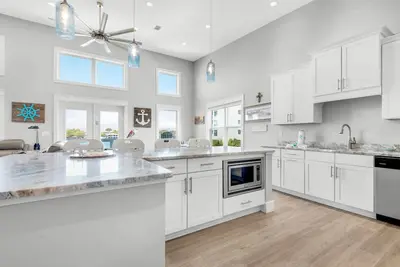 Image de 🌊 Luxurious Waterfront-Pool-Stunning 4br Pelican At Sound Side🌅