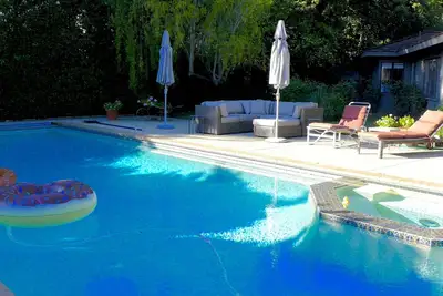 Image de Great location with pool, hot tub and huge yard