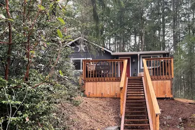 Image de House in the Woods by a Lake on an Island