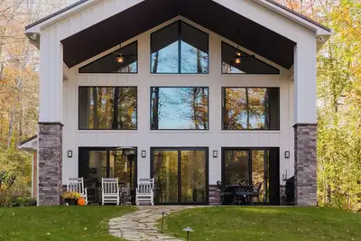 Image de Private Lakehouse getaway with all modern comforts.