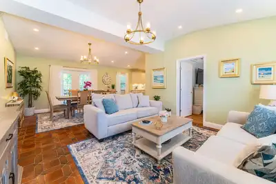 Image de Fabulous 3 bedroom 3 bath home near the beach with massive garden