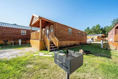 Image de Redwood: Sleep 4, Tiny Cabin, Pets, Near Lake/Park
