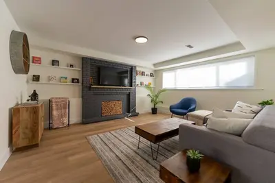 Image de Private Entry Ground Floor Suite steps away from parks, trails & transit
