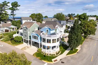 Image de Black River Vista - Luxury Home w/ Hot Tub & Water Views