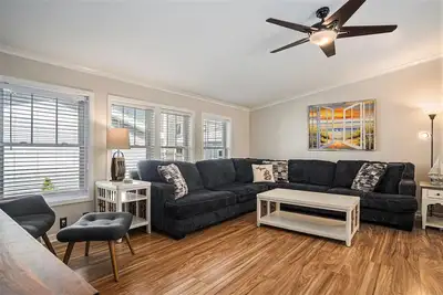 Image de Cozy Beach Bungalow - Enjoy Lake Views from Front Porch & Fire Pit!