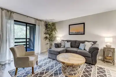 Image de New Listing! Secluded location a few blocks from the beach, easy access by traveling the walkway