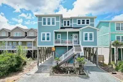 Image de \"A Perfect Landing\" is a 6 Bedroom / 6. 5 Bath Home w/ Private Pool & Elevator.