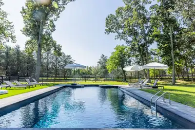 Image de Modern farmhouse w\/ heated pool, beach, horses and winery in heart of North Fork