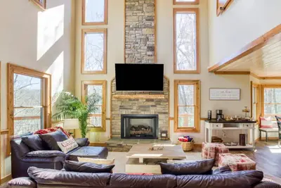 Image de Luxury Cabin in Blue Ridge Mountain 4- bedroom 2- primary bedrooms with en suite