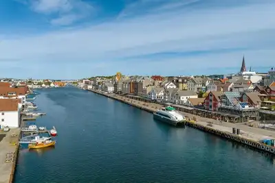 Image de Great city center apartment close to the sea.