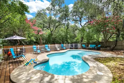 Image de Sleeps 21! Private Oasis in the City