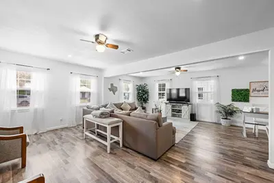 Image de Luxurious Modern Farmhouse 3br\/2ba