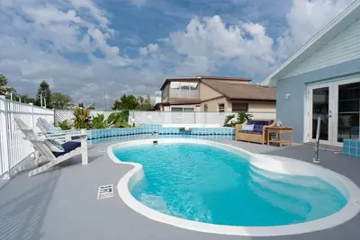 Image de Waterfront Oasis! Private Pool, Dock, Kayaks, Paddle Board, Fishing & More – Relax & Enjoy the Gulf!