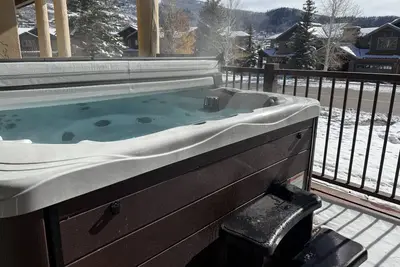Image de Walk to Mtn or Ski\/Town Shuttle-Private HotTub\/Deck+Pool-Gym-Views-2 EnSuites-Garage-Fireplace-Grill