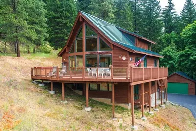 Image de Secluded Haven: Cabin w\/beautiful mountain & lake views, hot tub & game room \n