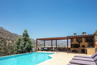 Image de Sea views, short drive to the beach and shops!