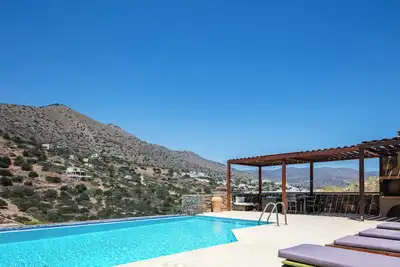 Image de Sea views, short drive to the beach and shops!